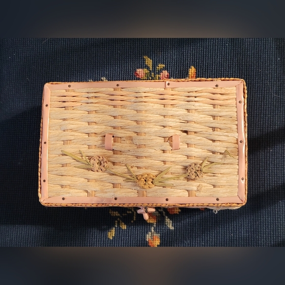 Small Pink Vintage Sewing Box - Picture 2 of 4